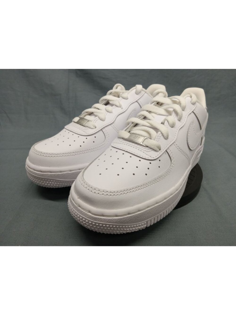 Nike Air Force 1 LE (GS) Sneakers Leather Triple White Boys Size 7 NEW IN BOX! - Picture 9 of 12